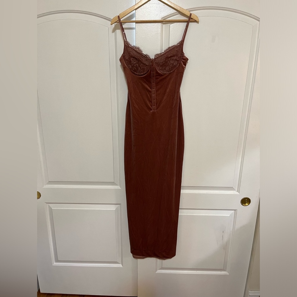 House of CB Azaela soft pink velvet midi dress - Picture 15 of 16